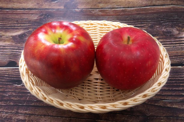 苹果装在盘子里(木纹背景)图片下载