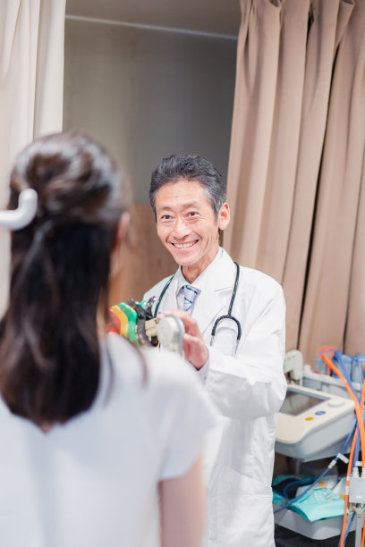 医院里的老年医生和病人图片下载