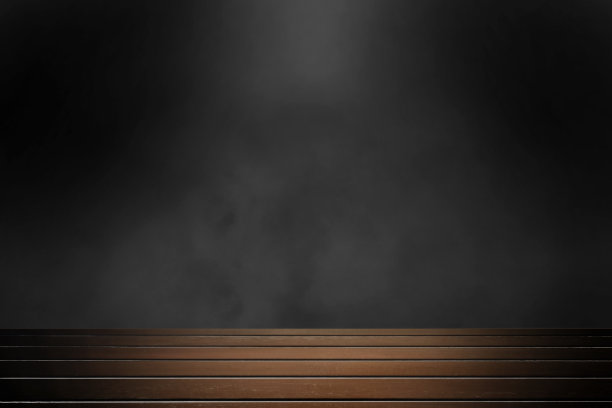 空荡荡的棕色木桌，黑色的背景上漂浮着烟雾，用作产品展示的背景。透视木地板桌。工作室背景为广告，经营理念。图片下载