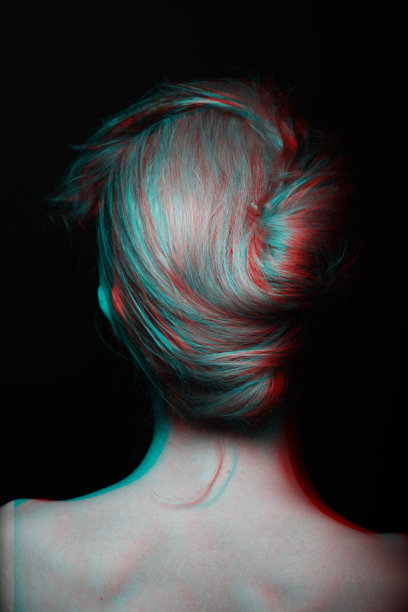 工作室肖像美丽的女人站在相机与发髻发型在RGB颜色分裂效果风格图片下载