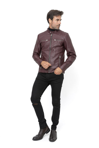 英俊的中年西班牙短粗胡须男子在白色工作室。图片下载