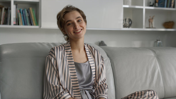 迷人的女士休息客厅特写。放松的女孩摆着睡衣图片下载