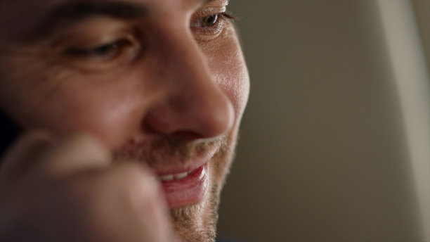 男人打电话，飞机特写。微笑的乘客看着飞机窗口图片下载