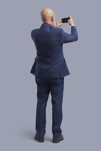 商人用他的智能手机拍照图片下载