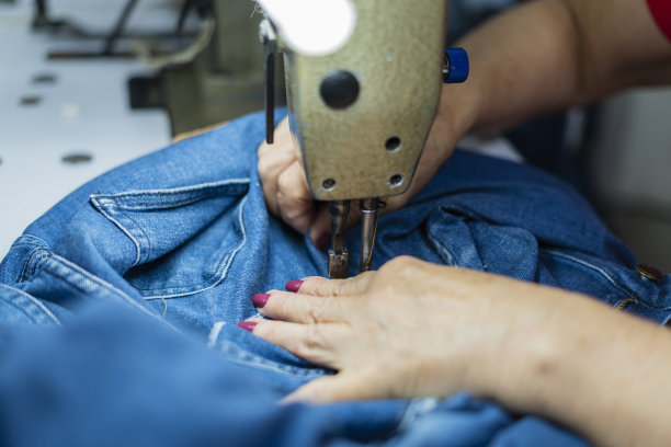 女裁缝用这台机器整理衣服图片下载