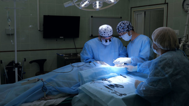 医疗小组在现代化的手术室里进行外科手术。显微手术。外科医生和外科医生助理进行复杂的神经修复手术图片下载