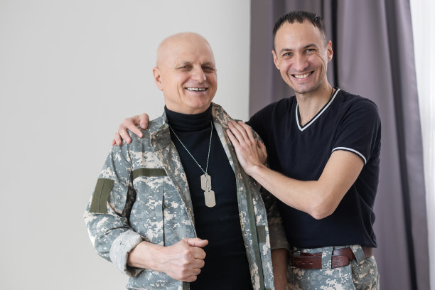 士兵与父母团聚图片下载