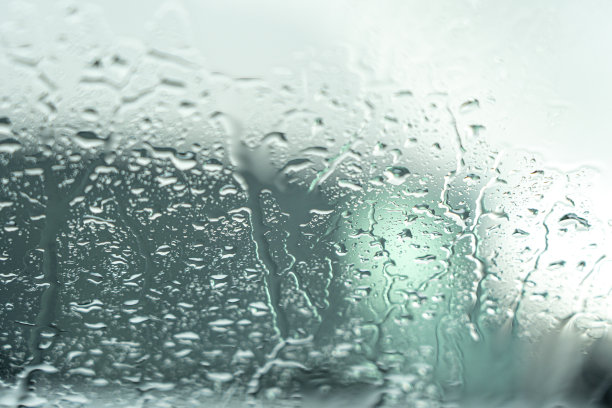 雨水顺着玻璃滴下来图片下载