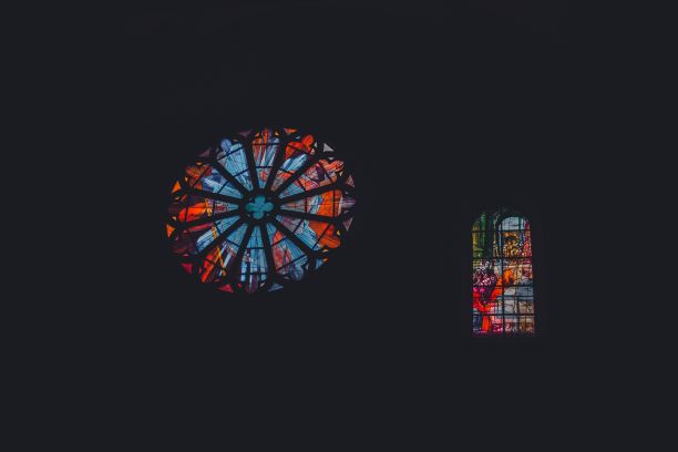 法国卡奥尔的一座大教堂，黑色背景上有两扇美丽的彩色玻璃窗图片下载
