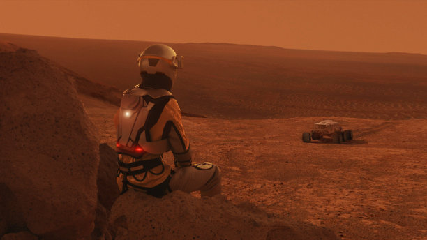 宇航员在火星上观看火星车。地球殖民太空图片下载
