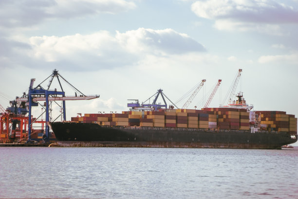 码头内集装箱船图片下载