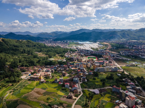 山上一个被绿色森林覆盖的村庄图片下载