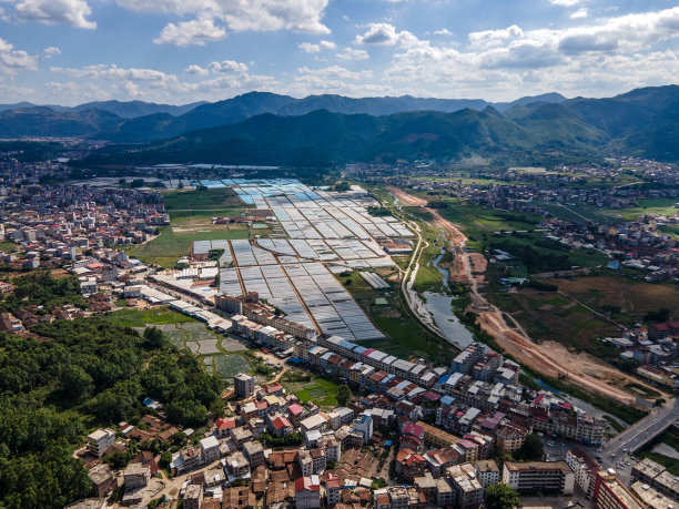 传统农村宅基地与现代温室农田图片下载