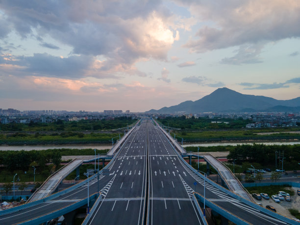 一条空旷的柏油路通向远处，视野逐渐消失图片下载