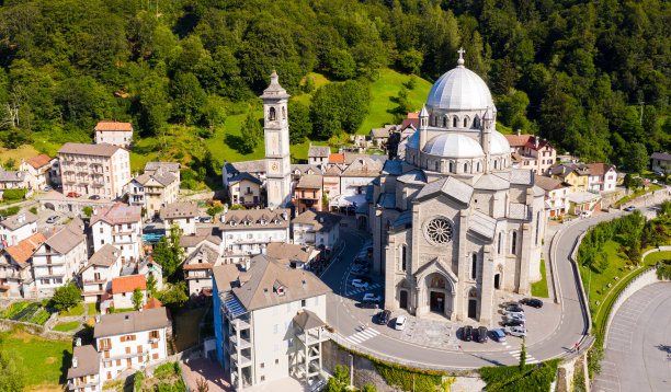 意大利皮埃蒙特Re镇的夏日美景图片下载