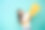 美丽的金发年轻女子与漂亮的微笑在白色t恤笑闭眼睛上升黄色吉他想打破它，在蓝绿色的工作室背景。漂亮的意大利女孩拿着吉他。模型图片下载