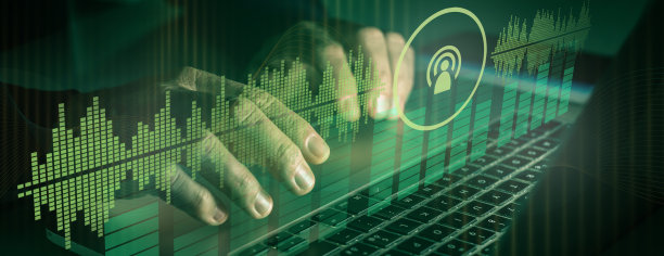 音响工程师为在线播客制作音频文件。流媒体，听共享音乐，概念图片下载