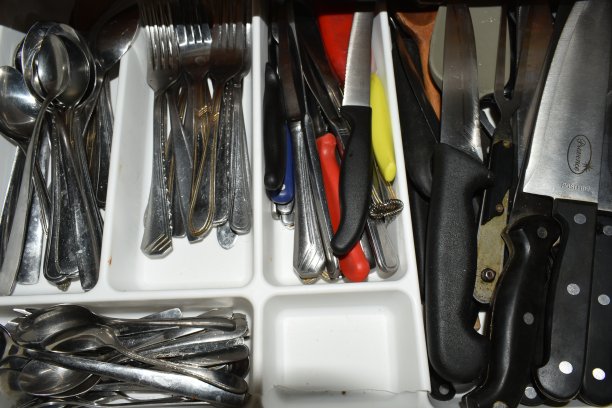 银器和餐具在抽屉里图片下载