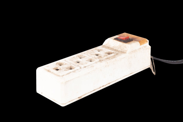 延长插座线电缆插头隔离在黑色背景上图片下载