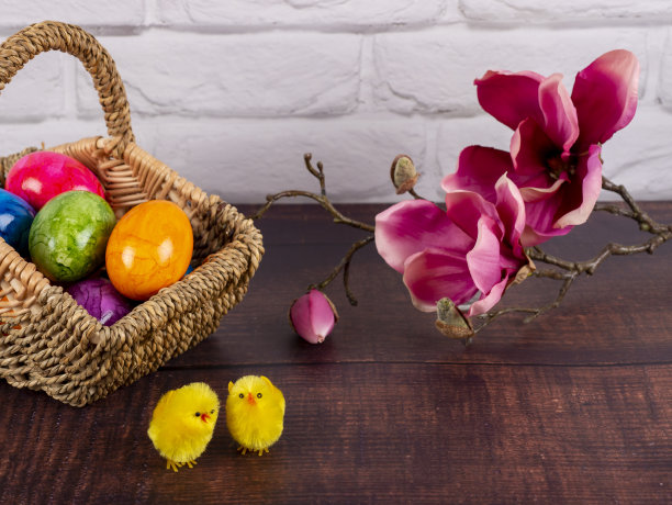 复活节。篮子里有彩绘的复活节彩蛋、玉兰花和鸡图片下载