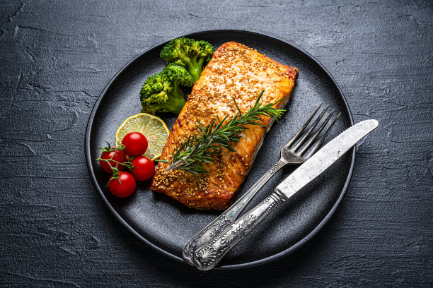 烤鲑鱼片配蔬菜图片下载