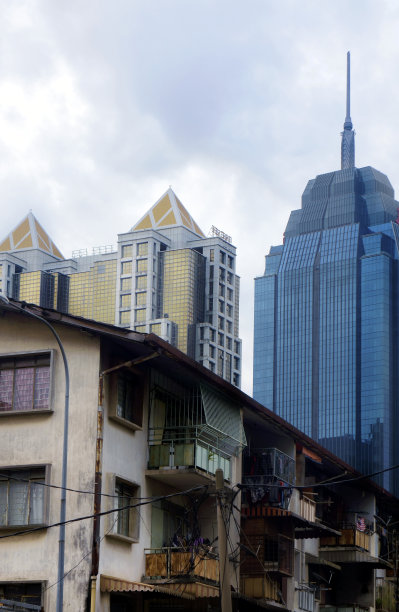 简陋的住宅和高大的办公楼图片下载