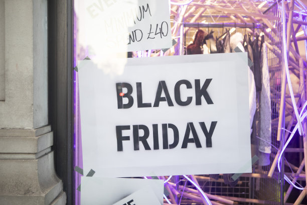 商店橱窗里的黑色星期五促销启事图片下载