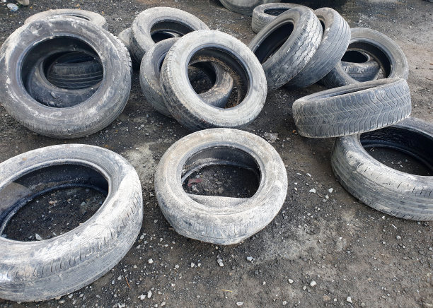 卡车的大橡胶轮胎躺在街上图片下载