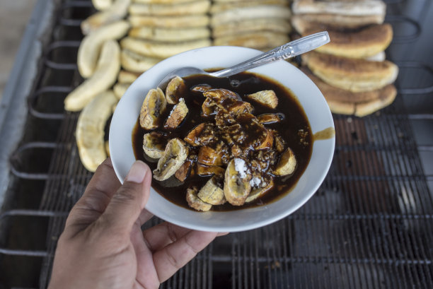 烤好的香蕉就可以和腌料一起吃了图片下载