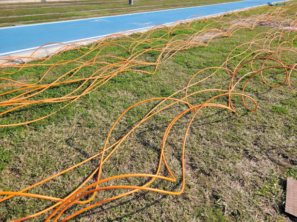 草地上的光缆图片下载