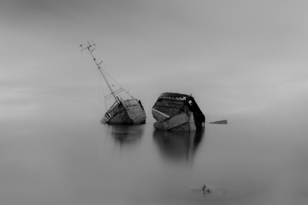 在多云的天空下，medway河上被遗弃的船图片下载