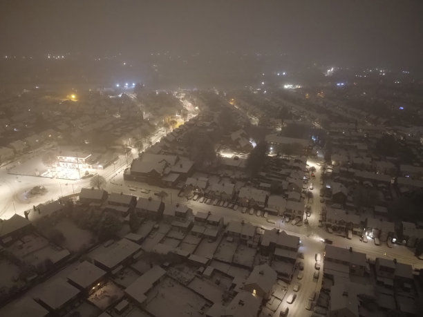 夜晚下雪期间卢顿市的高角度视图图片下载