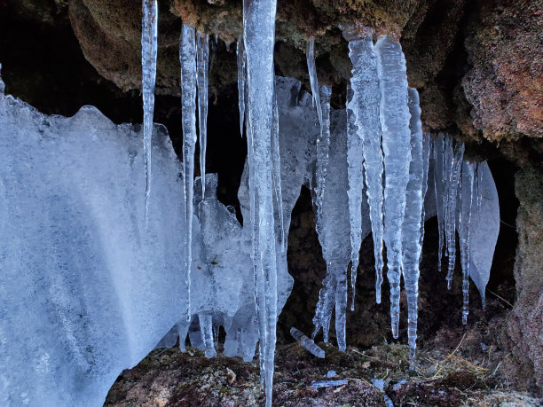 洞穴里的冰柱图片下载