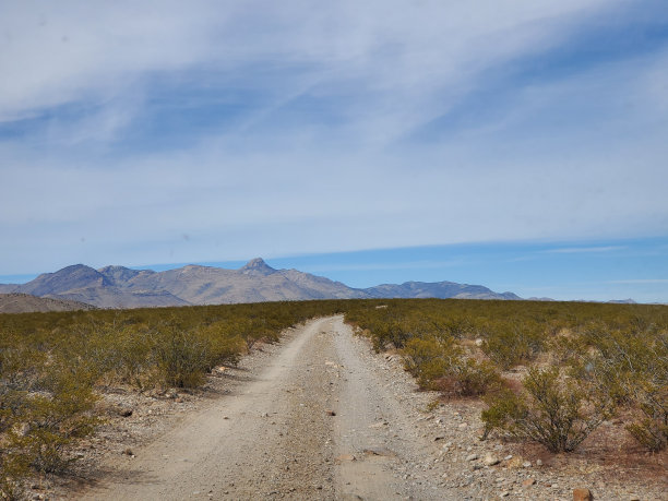 通往沙漠山脉的路图片下载