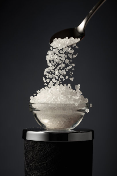 将海盐倒入一个小碗中。图片下载