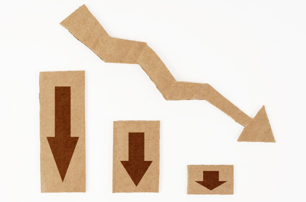 在白色的表面上有一个图表和一个纸板箭头，箭头向下，表示性能下降。图片下载