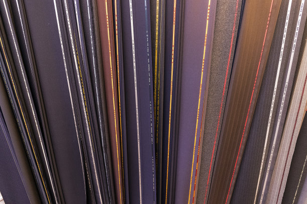 面料店货架上深色的西装面料图片下载