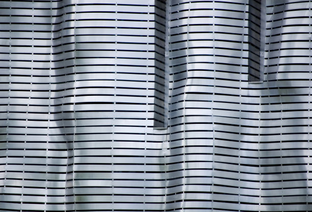 未来主义现代建筑铝墙的观点。图片下载