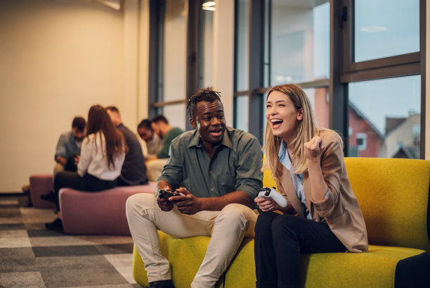 同事在工作休息时间玩电子游戏图片下载