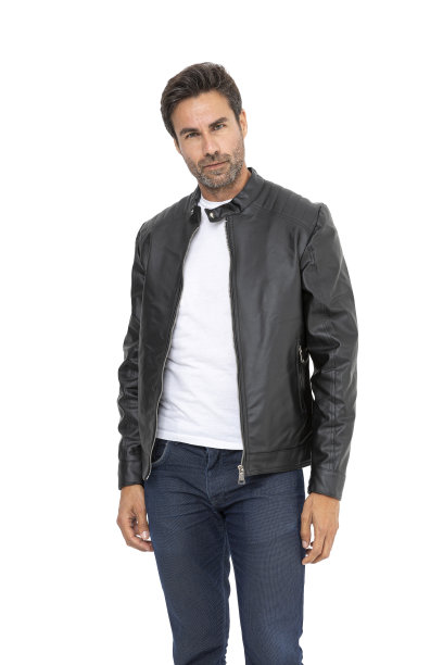 英俊的中年西班牙短粗胡须男子在白色工作室。图片下载