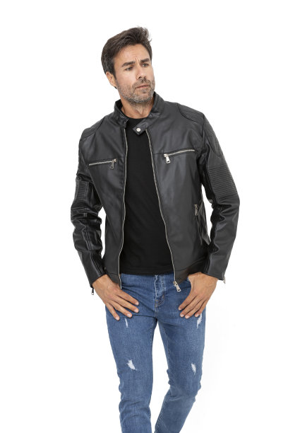 英俊的中年西班牙短粗胡须男子在白色工作室。图片下载