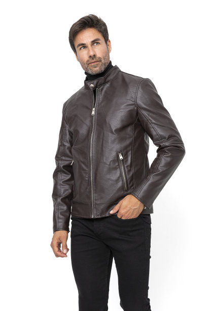 英俊的中年西班牙短粗胡须男子在白色工作室。图片下载