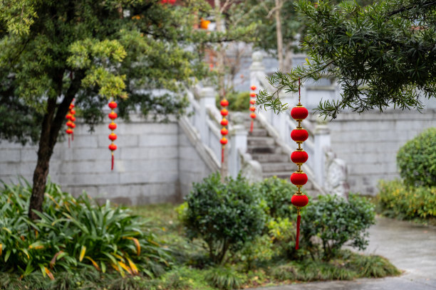 春节期间，红灯笼挂在寺庙里图片下载