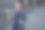 手持苹果和一瓶水的女商人肖像图片下载