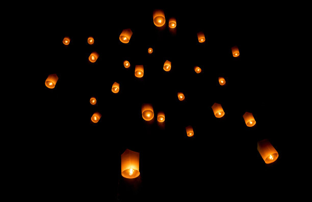 一组组的灯飘向黑暗的天空，在幸福的情感中庆祝，并与人们的新年或好运有关。图片下载