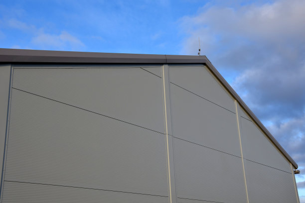 灰色的建筑内衬有塑料和玻璃纤维的方形面板。用螺丝固定。可清洗的墙壁是一个主要的优势。在平顶阁楼上的接地线避雷针和天沟、锡图片下载