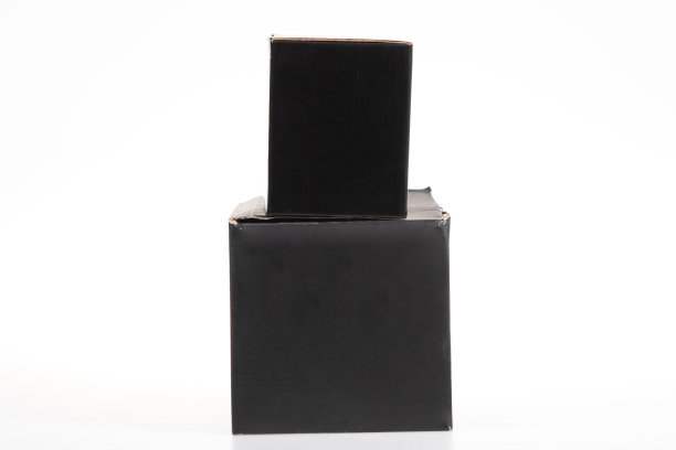 两个黑色盒子金字塔方形纸板空模型在白色背景图片下载