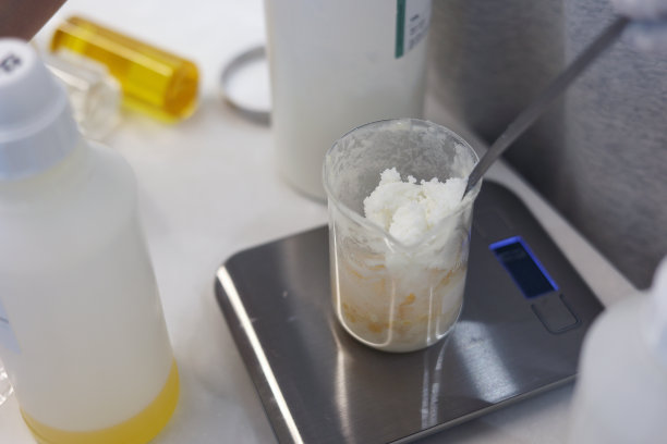 在实验室的电子秤上将烧杯中的成分混合并称重图片下载