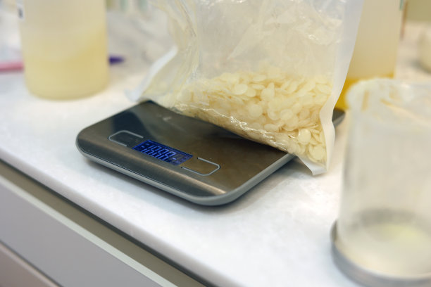 在实验室中用电子秤称蜂蜡袋的重量图片下载