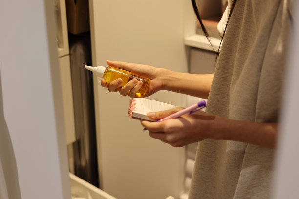 女人拿着化妆品瓶子和笔记本，工人在仓库里清点库存图片下载